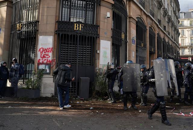 Le contexte de la signature de la loi sur les retraites « en pleine nuit » et la nouvelle date des manifestants