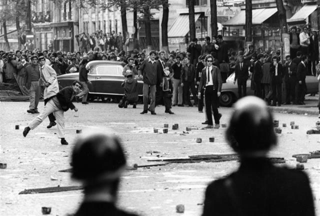 Mai 68 s’enflamme en France – Comment Charles de Gaulle a éteint le feu d’un coup de poignet