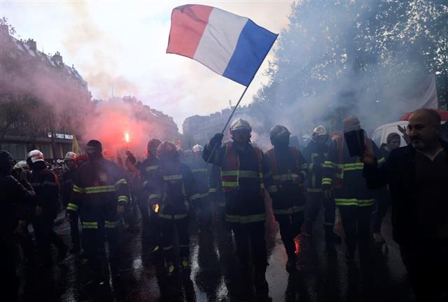 Incidents, gaz lacrymogène et milliers de citoyens dans les rues