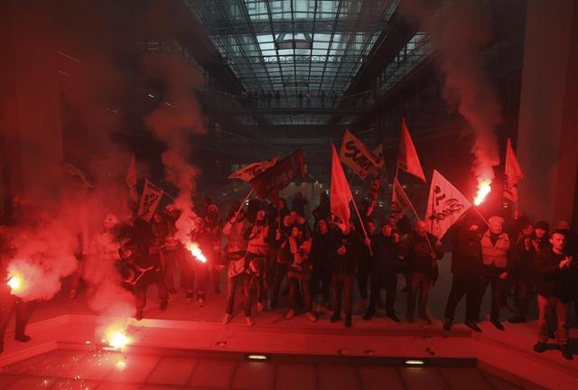 Le thermomètre monte entre les manifestants et le gouvernement en France : invasion des bureaux de Black Rock