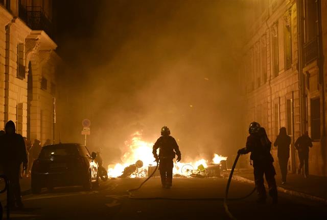 Plus de 300 personnes arrêtées lors de manifestations contre la réforme controversée des retraites