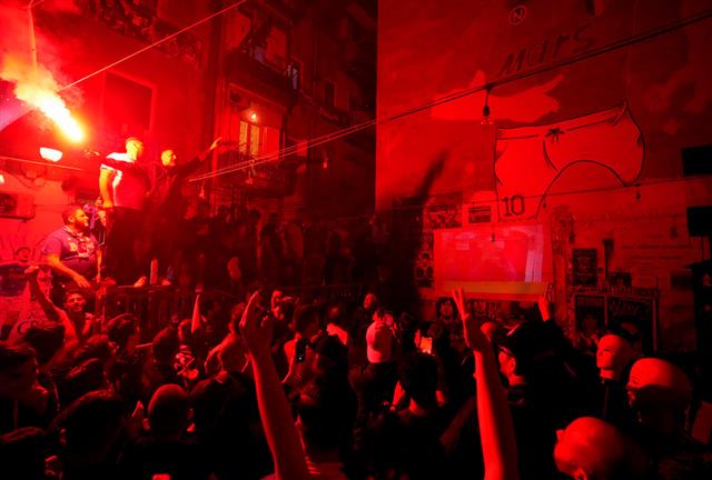 Il Napoli è campione d’Italia dopo 33 anni!  La città “brucia” durante i festeggiamenti