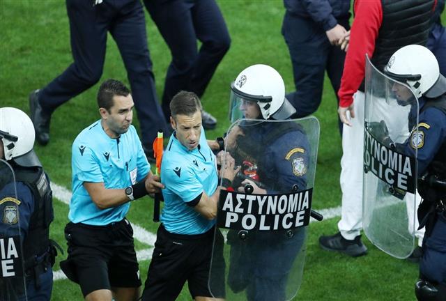 La Federazione Italiana ha informato la KED che non manderà più arbitri in Grecia dopo quanto vissuto da Davide Massa al G. Karaiskakis