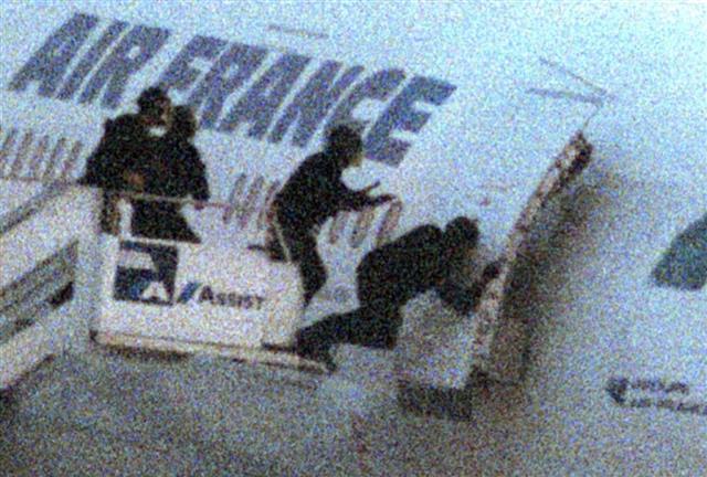 Un détournement d’avion en 1994 a inspiré les terroristes du 11 septembre – les Algériens envisagent de faire s’écraser leur avion sur la Tour Eiffel