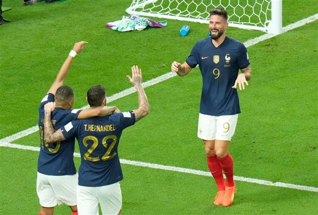 Oh la la une France prête pour dos à dos !  Quatre en Australie avec l’histoire de Giroud