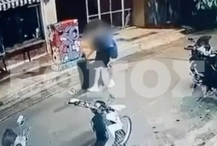 Η στιγμή που ο 26χρονος μεταφέρει σε βαλίτσα το πτώμα της 38χρονης