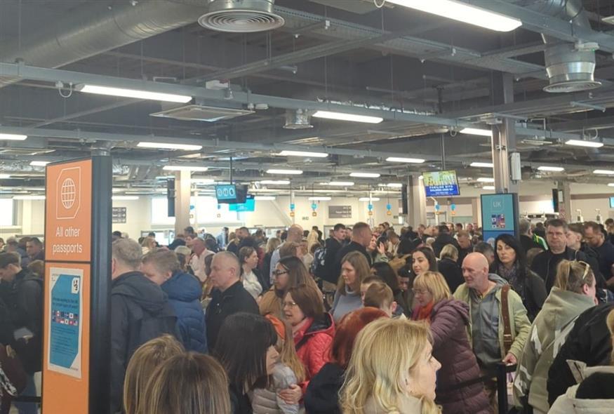 Χάος στα αεροδρόμια της Βρετανίας/ Twitter