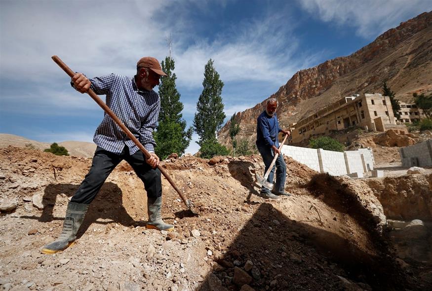 Σύροι εργαζόμενοι (AP Photo/Omar Sanadiki)