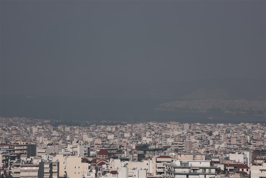 Όλη η Αθήνα έχει σκεπαστεί με καπνό από τις φωτιές της Θήβας και της Εύβοιας