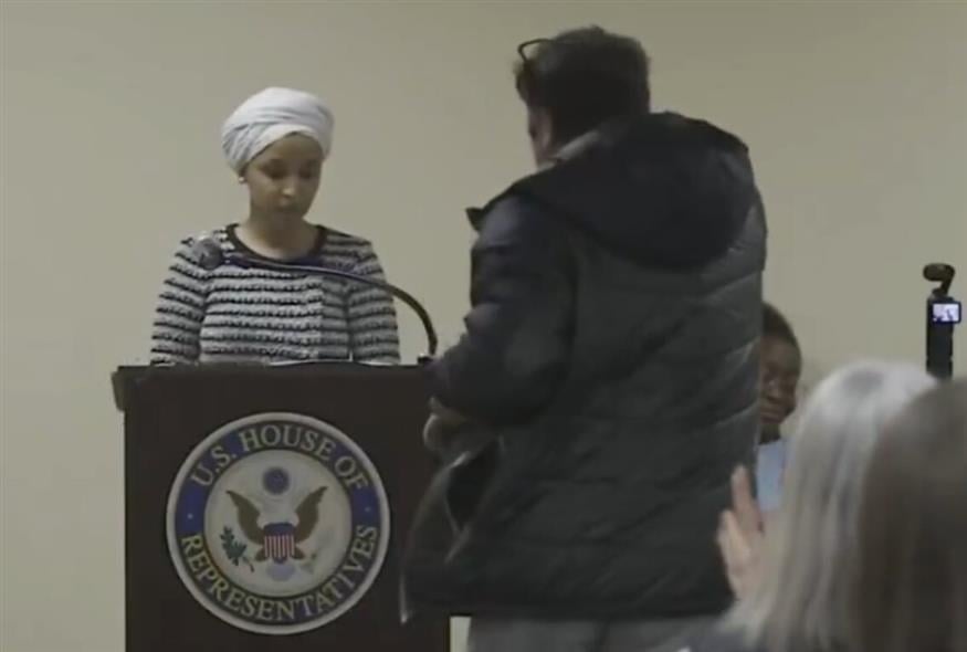 Η Ομάρ τη στιγμή που δέχεται την επίθεση