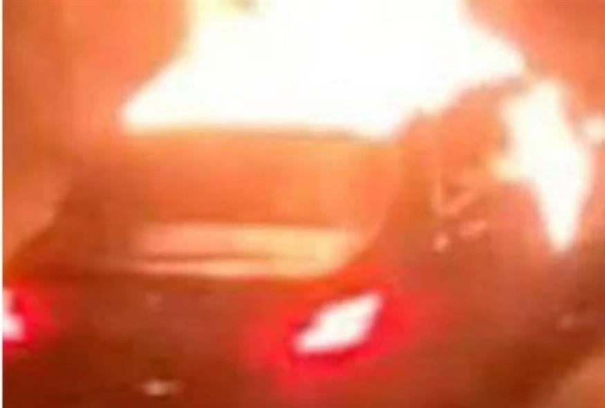Στιγμιότυπο από το φλεγόμενο αμάξι που είχαν εγκλωβίσει τον 21χρονο (Screenshot/X)