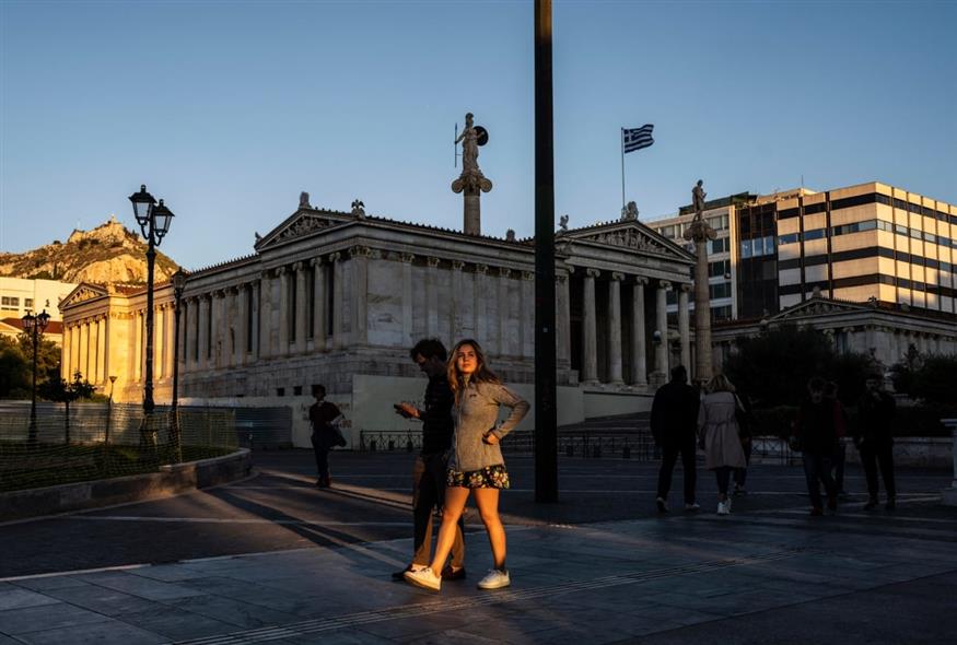 Καθημερινότητα στο κέντρο της Αθήνας (AP Photo/Petros Giannakouris)