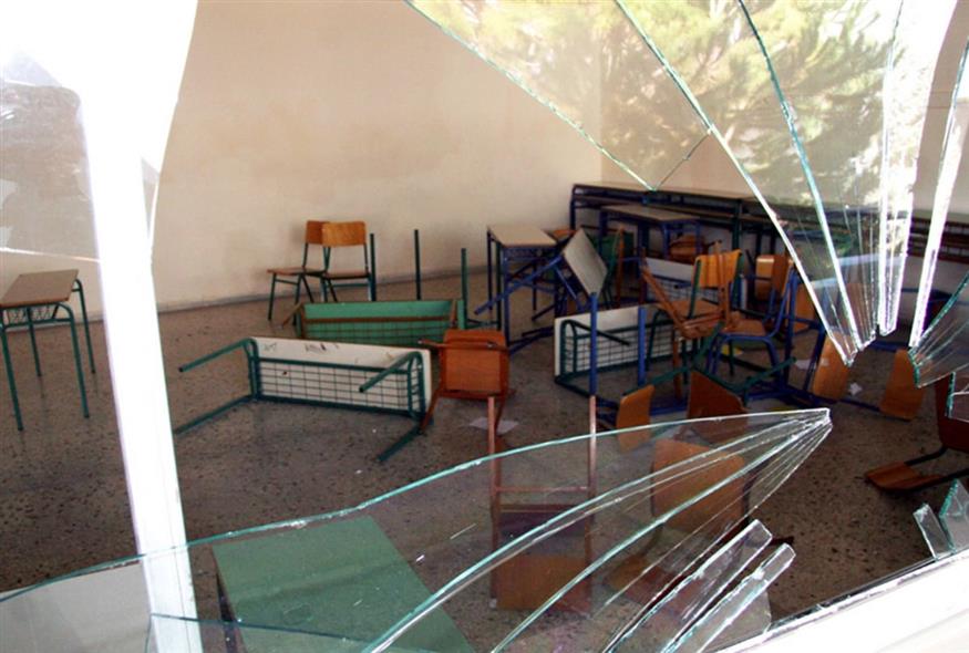 Με αγριότητα επιτέθηκαν οι κουκουλοφόροι σε μαθητές και εκπαιδευτικούς (EUROKINISSI)