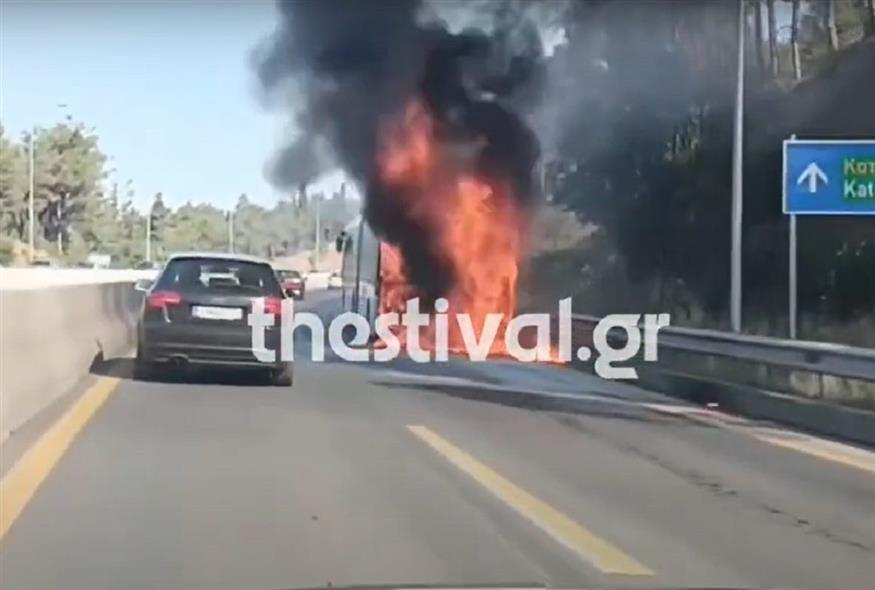 Λεωφορείο του ΟΑΣΘ τυλίχθηκε στις φλόγες (thestival.gr)