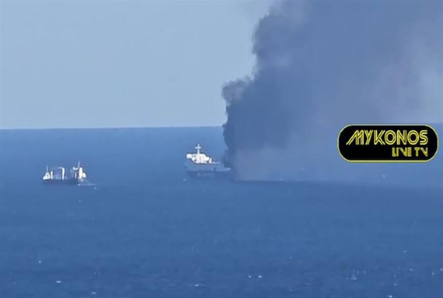 Φωτιά σε πλοίο βόρεια της Μυκόνου (MykonosliveTV)