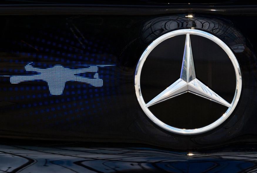 Ένα drone δίπλα στο λογότυπο της Mercedes-Benz κατά τη διάρκεια της παρουσίασης του Mercedes Vision Van, εξοπλισμένου με drone της Matternet (ΑP)