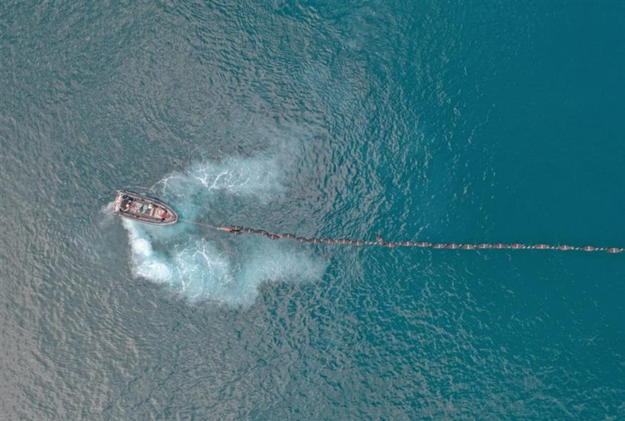 Πόντιση καλωδίου ηλεκτρικής διασύνδεσης – Φωτογραφία αρχείου (Eurokinissi)