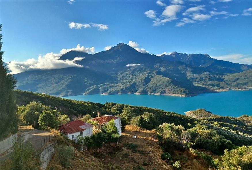 Άποψη της Λίμνης Κρεμαστών από το Νεοχώρι | © Χριστίνα Τσαμουρά