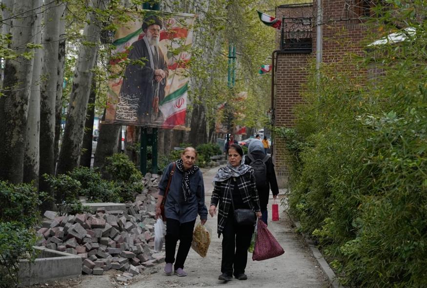 Εικόνα καθημερινότητας από την Τεχεράνη (AP Photo/Vahid Salemi)