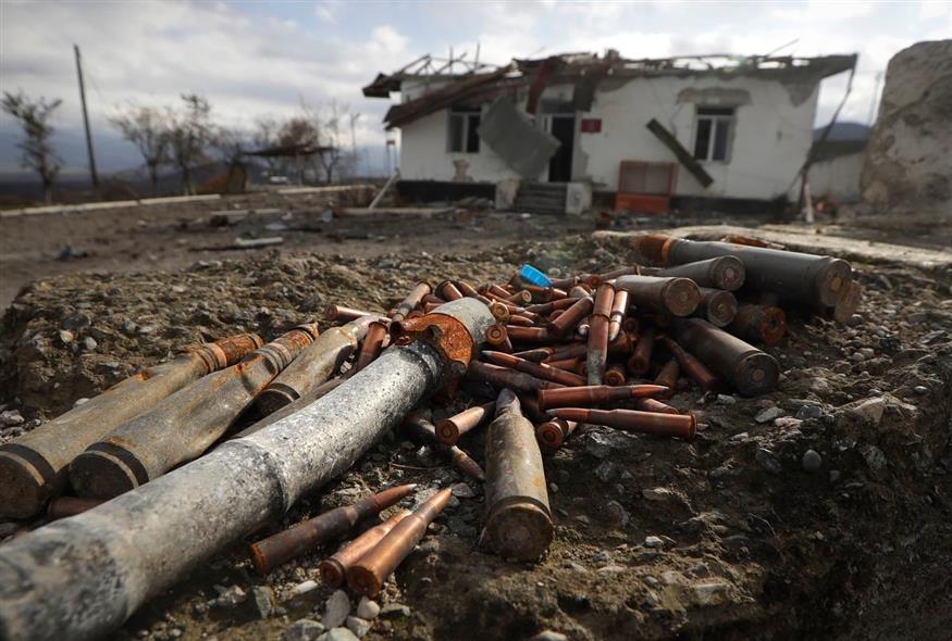 Πυρομαχικά διασκορπισμένα σε κατεστραμμένη αποθήκη πυρομαχικών κοντά στα περίχωρα του Στεπανακέρτ του Ναγκόρνο Καραμπάχ  (AP Photo/Sergei Grits)