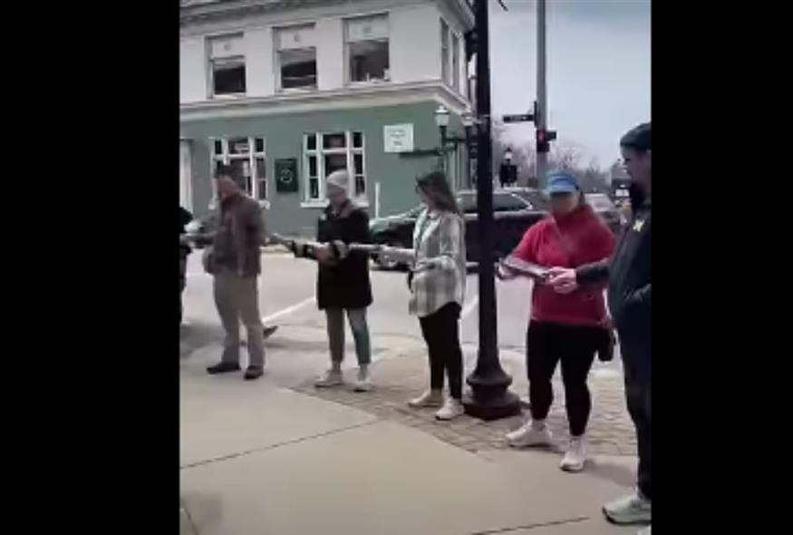 Συγκινητικό: Σχημάτισαν ανθρώπινη αλυσίδα και μετακόμισαν ολόκληρο βιβλιοπωλείο σε δυο ώρες!