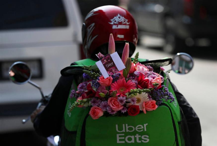 διανομέας στο Μεξικό μεταφέρει λουλούδια την ανήμερα της Γιορτής της Μητέρας/AP