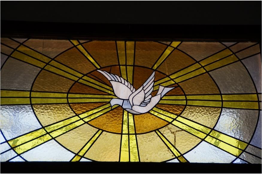 Το Άγιο Πνεύμα, με τη μορφή περιστεριού, σε βιτρό εκκλησίας (pixabay)