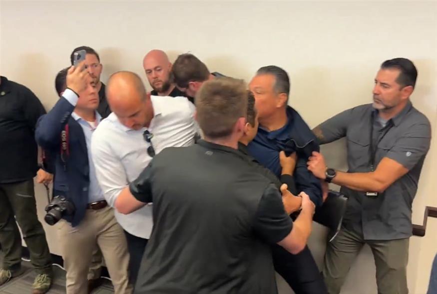 Βίαιη απομάκρυνση γερουσιαστή σε συνέντευξη της υπουργού Εσωτερικής Ασφαλείας (X)