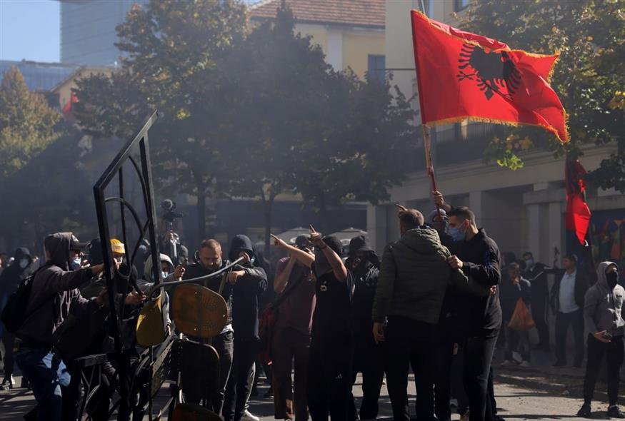 Αλβανία, επεισόδια (AP Photo/Hameraldi Agolli)