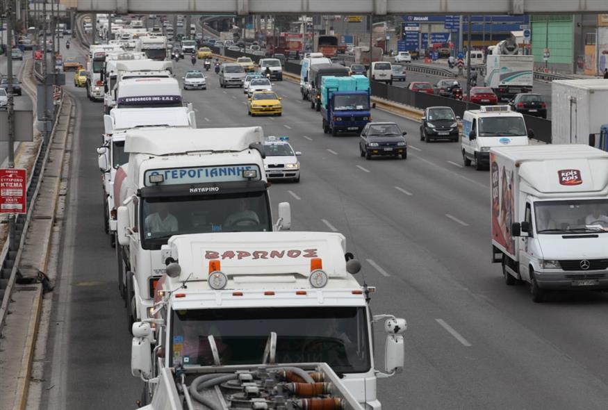 Φορτηγά στον Κηφισό (EUROKINISSI/ ΓΙΑΝΝΗΣ ΠΑΝΑΓΟΠΟΥΛΟΣ)