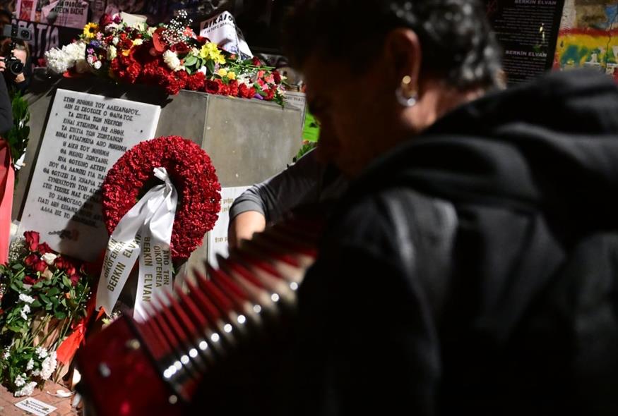 Φωτογραφία από τη συγκέντρωση στο μνημείο στο σημείο της δολοφονίας του Αλέξη Γρηγορόπουλου (ΤΑΤΙΑΝΑ ΜΠΟΛΑΡΗ/EUROKINISSI)