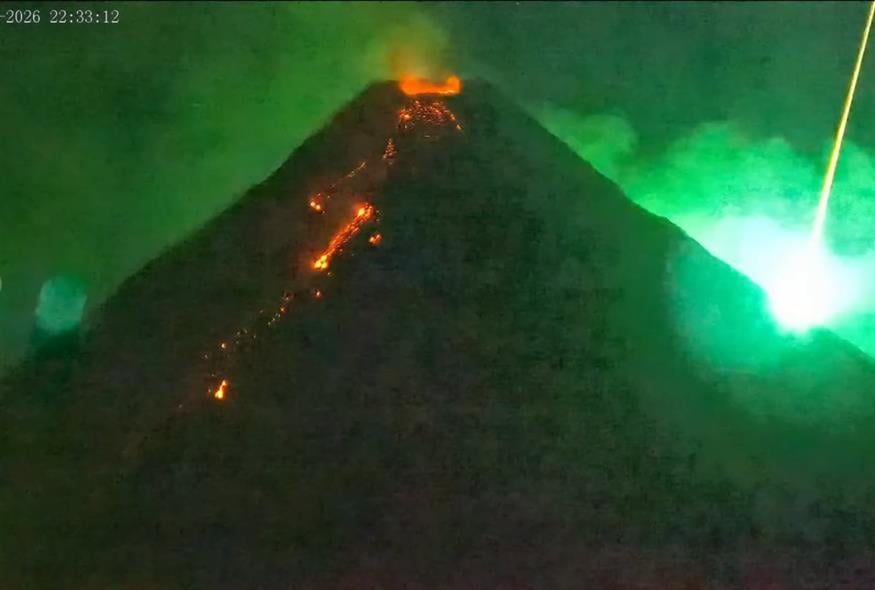 Το ηφαίστειο Mayon τη στιγμή που πέφτει ο μετεωρίτης (Screenshot from Youtube)