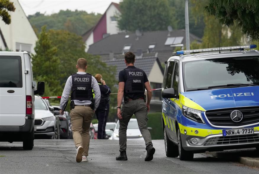 Αστυνομία έξω από το σπίτι της Ίρις Στάλτσερ (AP)