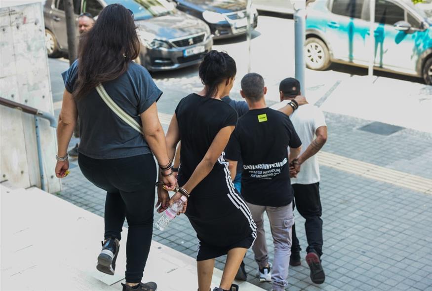 Η 24χρονη και ο 37χρονος που συνελήφθησαν για τον βιασμό 10χρονης (ΒΑΣΙΛΗΣ ΒΕΡΒΕΡΙΔΗΣ/ΜΟΤΙΟΝΤΕΑΜ)