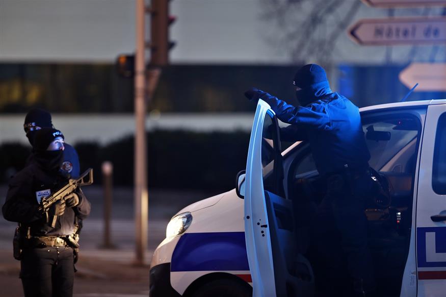 Πάνοπλοι αστυνομικοί στους δρόμους του Στρασβούργου (AP Photo/Christophe Ena)