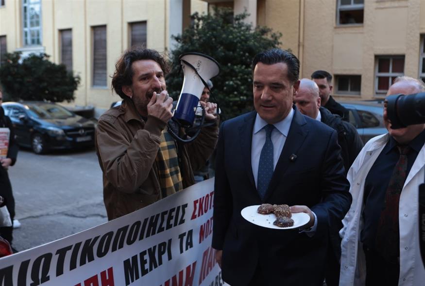 Εργαζόμενοι στο «Έλενα Βενιζέλου» διαμαρτύρονταν, ενώ ο Άδωνις Γεωργιάδης κέρναγε μελομακάρονα (ΙΝΤΙΜΕ/ΠΕΡΙΣΤΕΡΗΣ ΔΗΜΗΤΡΗΣ)