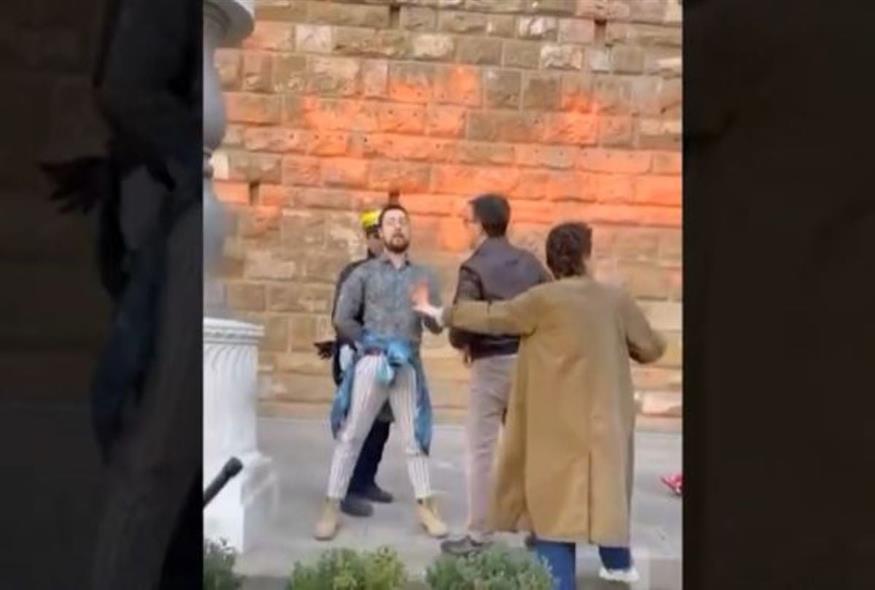 Φλωρεντία: Ακτιβιστής λερώνει με μπογιά τοίχο του Παλάτσο Βέκιο (Screenshot)