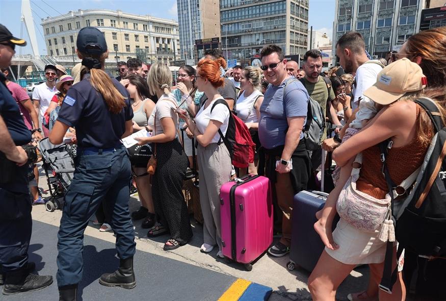 Εκδρομείς Αυγούστου στο λιμάνι του Πειραιά (ΓΙΑΝΝΗΣ ΠΑΝΑΓΟΠΟΥΛΟΣ/EUROKINISSI)