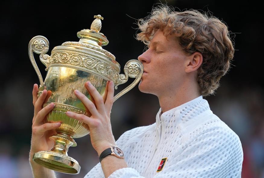 Ο Σίνερ με το βαρύτιμο τρόπαιο του Wimbledon 2026 (Πηγή φωτο: AP/Kin Cheung)