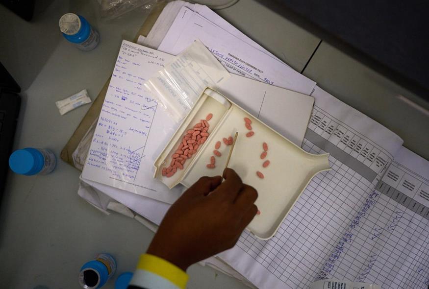 Φαρμακοποιός μετρά αντιρετροϊκά φάρμακα (AP Photo/Bram Janssen)