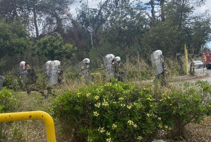 Ένταση με κουκουλοφόρους στην Πολυτεχνειούπολη - Μία τραυματίας (ethnos.gr)