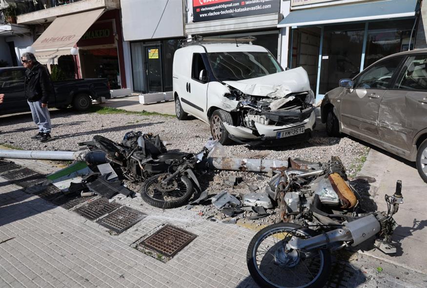 Τροχαίο στη Θηβών (ΓΙΑΝΝΗΣ ΠΑΝΑΓΟΠΟΥΛΟΣ/EUROKINISSI)