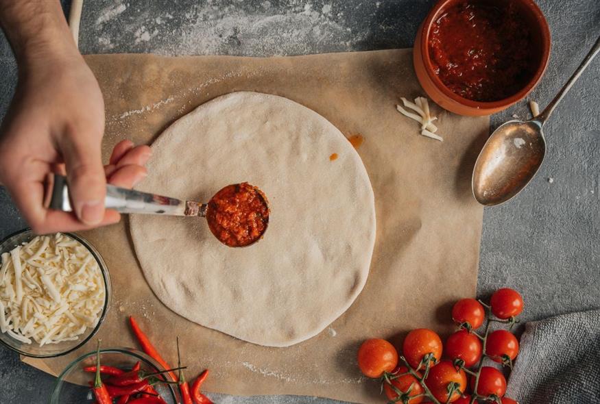 Μόνο αλεύρι και γιαούρτι θέλει το ζυμάρι αυτό