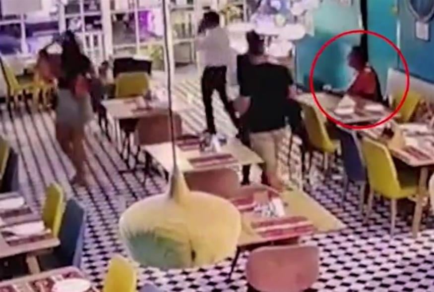 Ο Αυστραλός τουρίστας δευτερόλεπτα πριν σηκωθεί και τρέξει προς την πόρτα