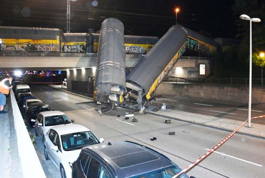 Γερμανία: Βαγόνια συρμού έπεσαν από γέφυρα μετά από εκτροχιασμό (Χ)