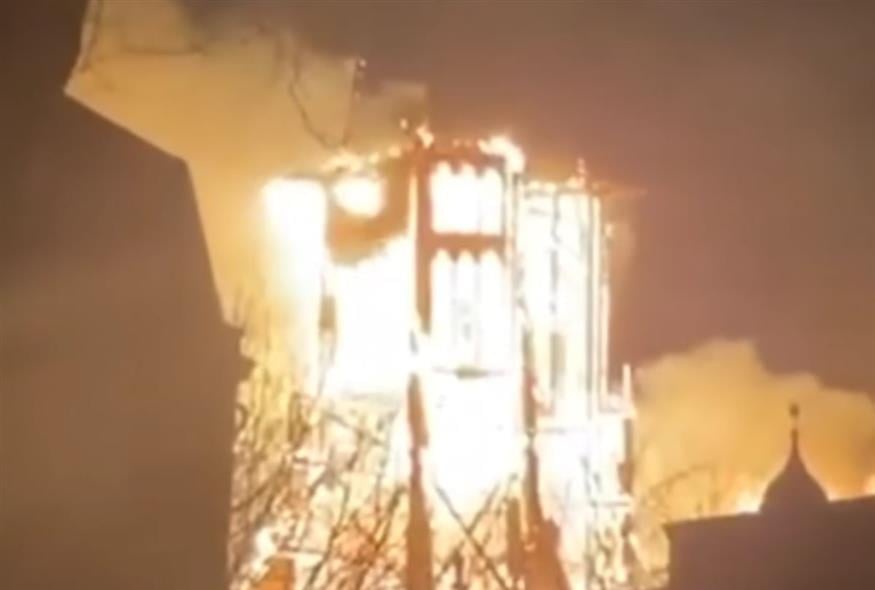 Ο ναός παραδομένος στις φλόγες