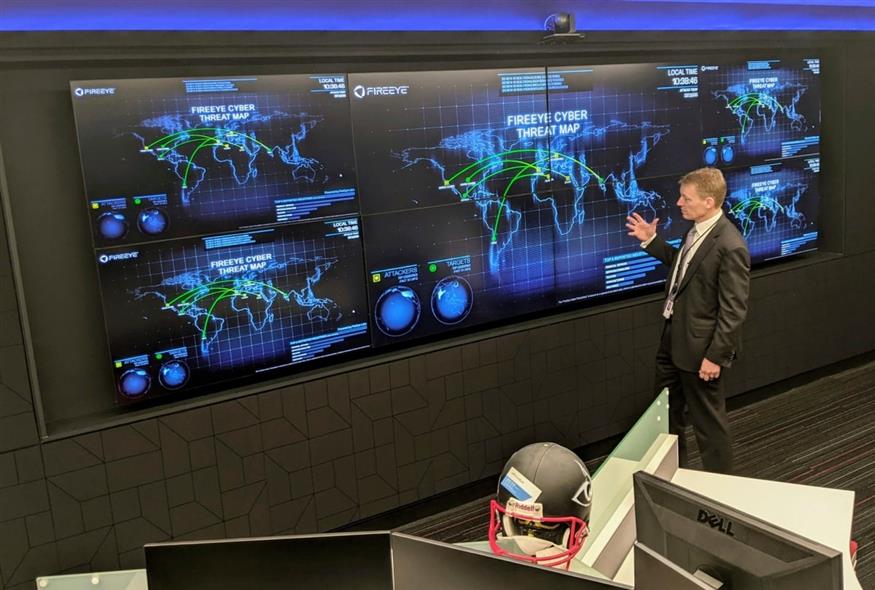 Ο διευθύνων σύμβουλος της FireEye, Κέβιν Μάντια σε γραφεία της εταιρείας κυβερνοασφάλειας στη Βιρτζίνια (AP)