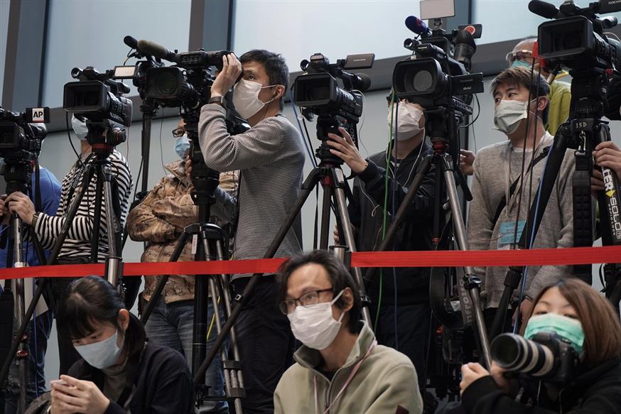 Όλες οι κάμερες, από όλα τα ΜΜΕ στον πλανήτη, είναι ακόμα στραμμένες στη νέα επιδημία - φορώντας πάντα μάσκες...  (AP Photo/Kin Cheung)