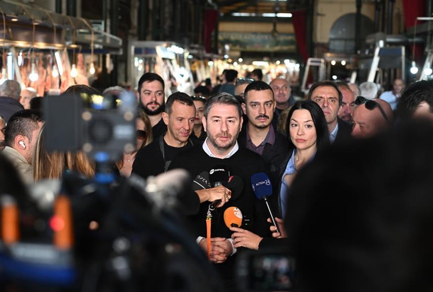 Ο πρόεδρος του ΠΑΣΟΚ, Νίκος Ανδρουλάκης, σε περιοδεία του στην Βαρβάκειο Αγορά