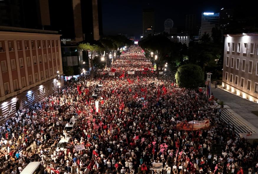 Η Επανάσταση των Ροζ Φλαμίνγκο στην Αλβανία (AP)